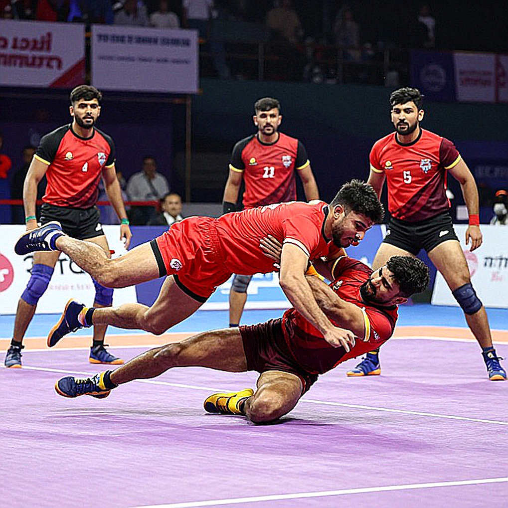 अहमदाबाद, 23 अक्टूबर: सुबह 11 बजे की सीटी, शाम 6:45 की महिला टीम और रात 8:30 का वह मैच जो पूरे टूर्नामेंट का कैलेंडर तय करेगा